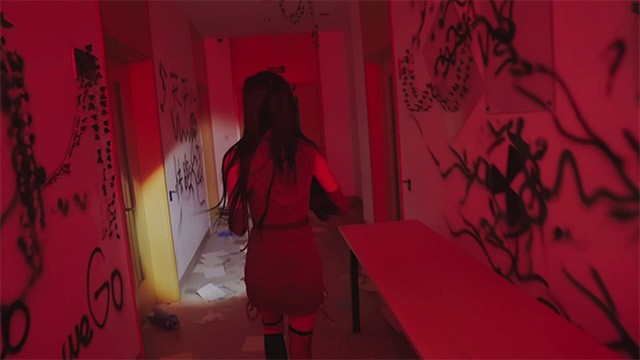 Giải mã danh tính bí ẩn của bạn gái quen qua mạng trong khi nỗ lực sinh tồn và thoát ra ngoài