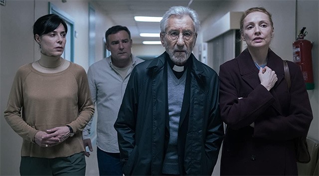 …khiến gia đình phải tìm đến sự giúp đỡ của các linh mục để thực hiện nghi lễ trừ tà, từ đó mở ra hàng loạt những biến cố đáng sợ.