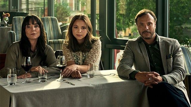 Ẩn sau vẻ hoàn hảo của 1 gia đình cơ bản gồm 3 người...