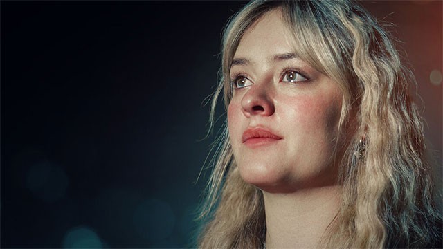 Agnes, cô bé 17 tuổi khát khao được nổi tiếng và tài năng như chị gái của mình, Julia