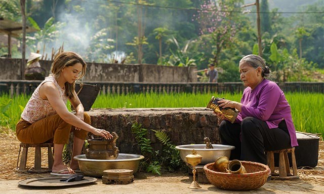 Cùng cô hướng dẫn viên người Mỹ khám phá du lịch, văn hóa truyền thống của Việt Nam...