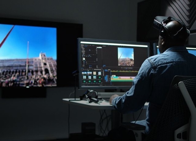 Adobe Premiere Pro CC hiển thị trên màn hình lớn