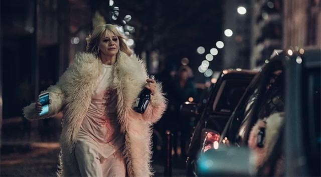 Phim kể về hành trình sinh tồn và làm lại cuộc đời của phú bà thất thế Aniela