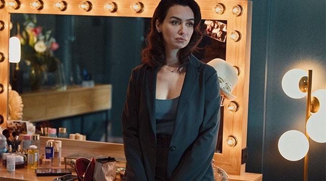 Bộ phim Đôi cánh tham vọng xoay quanh hành trình tìm kiếm sự nổi tiếng bằng mọi giá của phát thanh viên truyền hình Asli