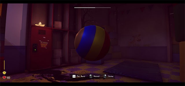 Điều khiển đứa trẻ mới biết đi khám phá các ngóc ngách, hành lang của khu vui chơi quỷ ám