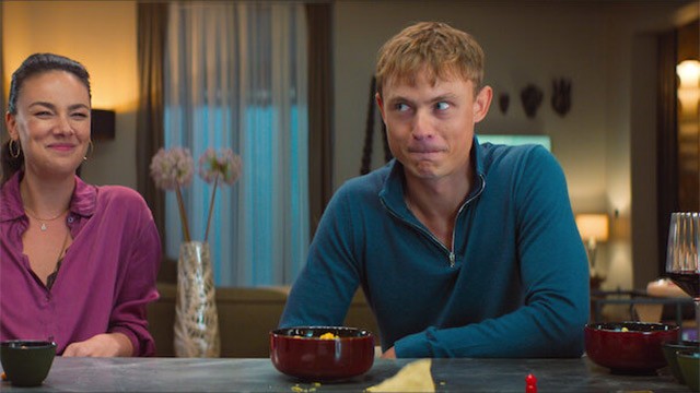 Pia quyết định giới thiệu bạn trai mới, Jan, với bạn bè trong 1 đêm chơi game