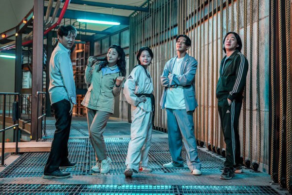 Chủ đề nổi bật nhất là việc năm con người xa lạ, phải học cách dung hòa