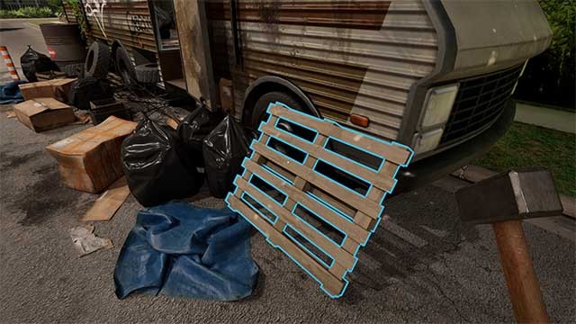 Sử dụng búa và các công cụ để cải tạo bên trong và bên ngoài xe buýt