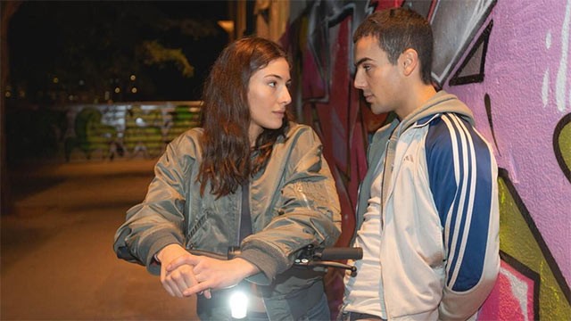 Caged Wings kể câu chuyện về tình bạn, tình yêu của những đứa trẻ lớn lên trong khu phố nghèo...