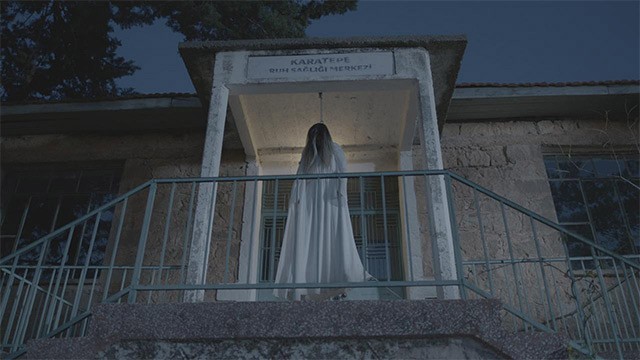 Ebru phải đối mặt với những ám ảnh từ thực tại bí ẩn và lời nguyền cổ xưa tại trại tâm thần