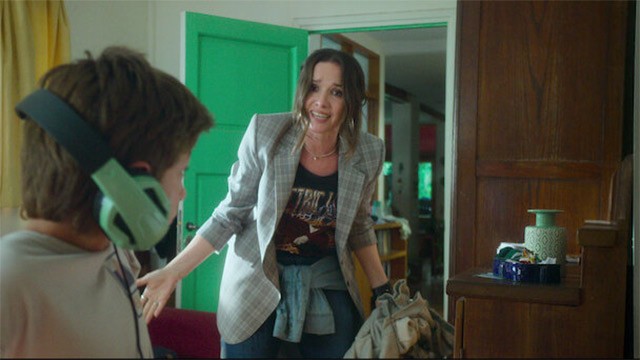 Câu chuyện về bà mẹ đơn thân thích kiểm soát và cậu con trai tuổi mới lớn ngang ngạnh