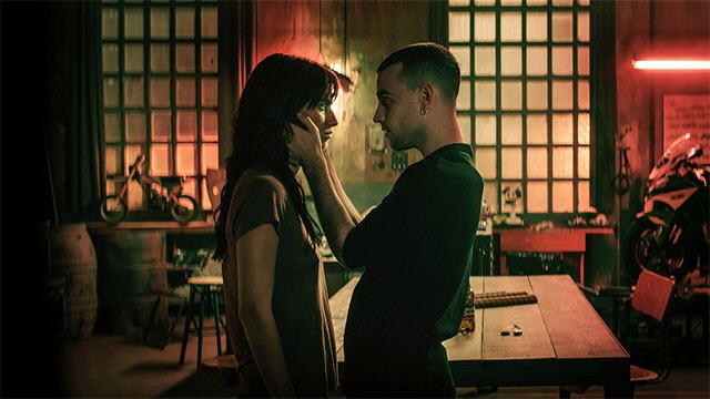 Rafa phải đẩy mình vào con đường vận chuyển ma túy để cứu bạn gái cũ đồng thời là mẹ của con trai anh