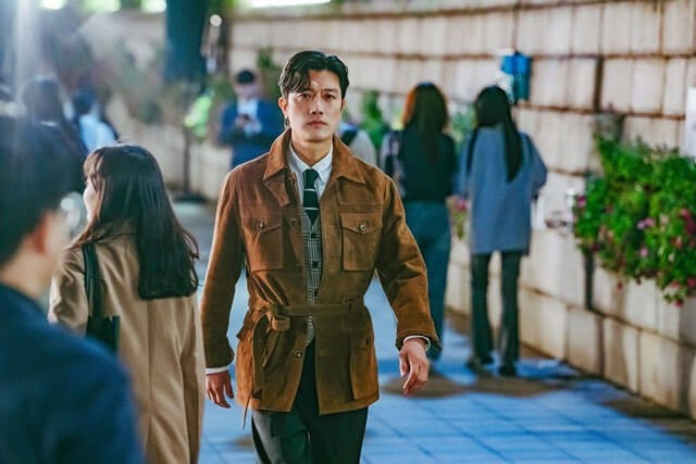 Park Hee Soon thủ vai James llà một tay lừa đảo kỳ cựu