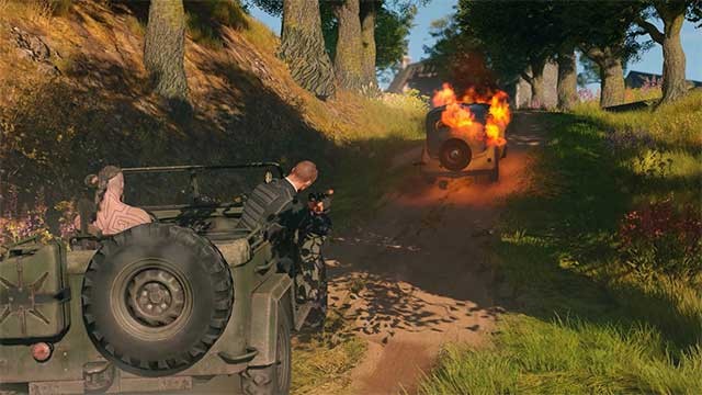 Chiến đấu với hàng chục người chơi khác trong một đấu trường chiến đấu liên tục thu nhỏ