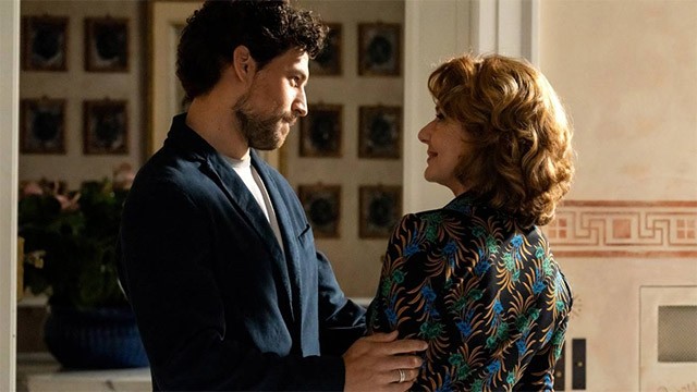 ... với những góc khuất về mối quan hệ gia đình và sự lừa dối