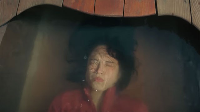 Don't Move là một bộ phim kinh dị độc đáo, tạo cảm giác hồi hộp cho người xem dù có rất ít chuyển động hình ảnh.