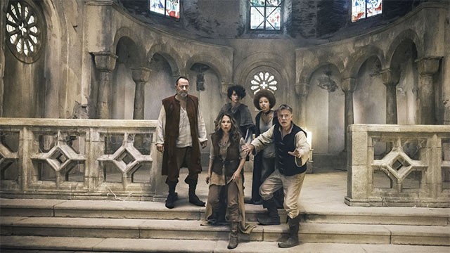 Gia đình chính trong phim bất ngờ du hành về thời Trung cổ để truy tìm dấu vết của ma sói...