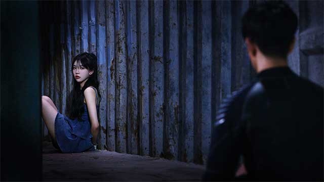 Bước vào một mê cung khó đoán, ẩn chứa khủng hoảng và tội ác vô hình