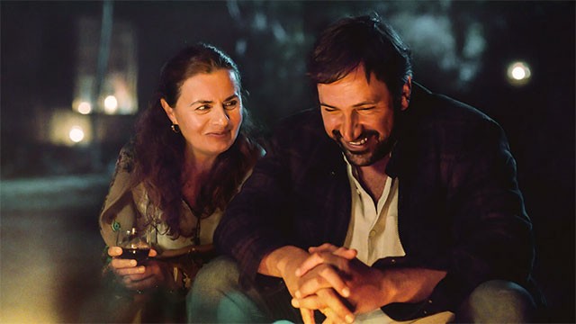 Một Nơi Xa là bộ phim chữa lành với câu chuyện về người phụ nữ trung niên đi tìm kiếm tự do và tình yêu