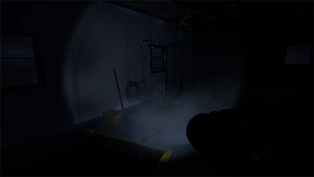 Sửa chữa hệ thống liên lạc và tìm kiếm thiết bị để phát tín hiệu cầu cứu