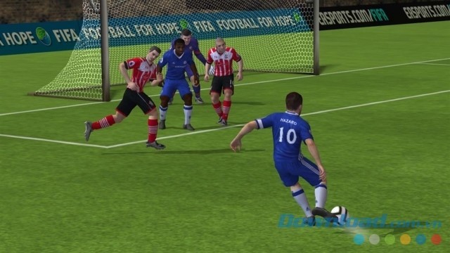 Điều khiển cầu thủ sút phạt trong game bóng đá FIFA 17 Mobile cho Windows Phone