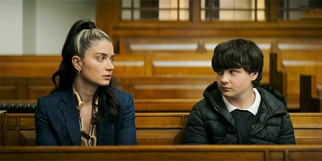 Flora và Con Trai xoay quanh hành trình kết nối của bà mẹ đơn thân Flora với cậu con trai ngỗ nghịch Max