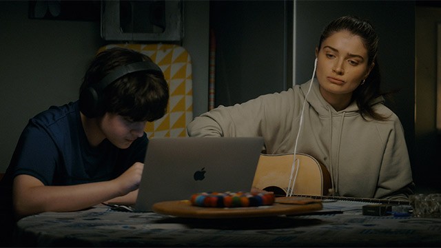 Cây đàn guitar cũ và âm nhạc là sợi dây kết nối 2 mẹ con...