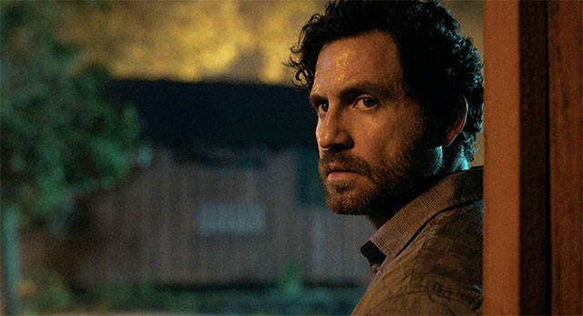 Édgar Ramírez trong vai Mike Valentine, một cựu cảnh sát đang phải đối mặt với những khó khăn về tài chính và sự chán ghét cuộc sống