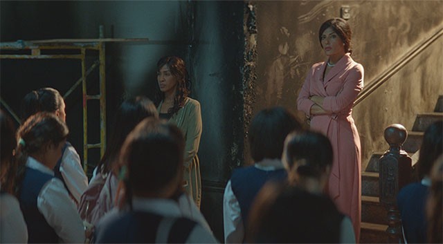 ... và hé lộ những bí mật không tưởng trong ngôi trường tưởng chừng như bình yên này