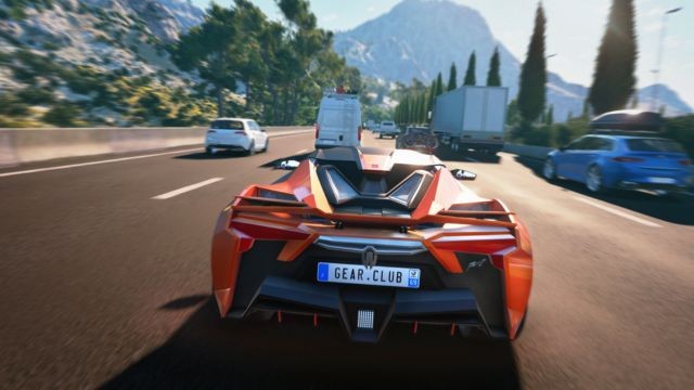 Chế độ đua xe sáng tạo trên đường cao tốc đông đúc phương tiện