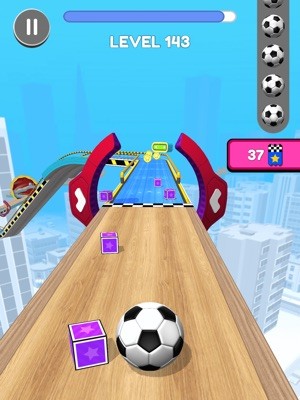 Cố gắng đưa quả bóng về đích trên đường đua trên không trung