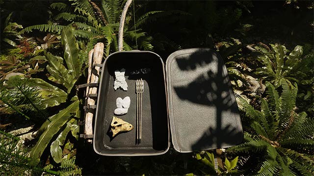 Thu thập tài nguyên để chế tạo công cụ và vũ khí, giúp bạn sống sót lâu trong Goner game