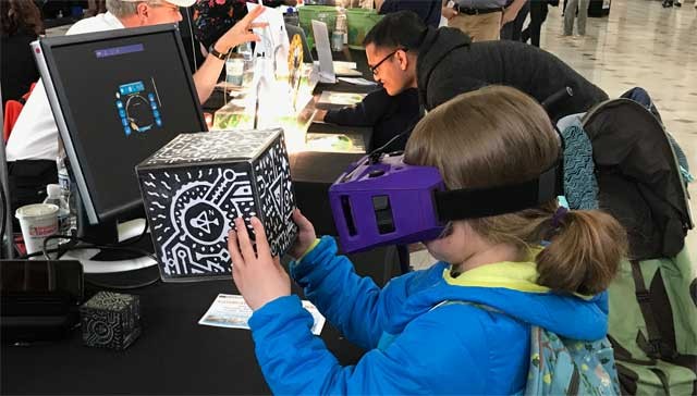 Kết hợp HoloGLOBE với Merge Cube, kính AR/VR và smartphone để có được trải nghiệm tuyệt vời nhất