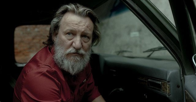 Đồi Chó Săn tập trung vào ba cuộc đấu tranh của ba nhân vật: chống lại sự tống tiền, nạn tham nhũng và những bí mật từ quá khứ.