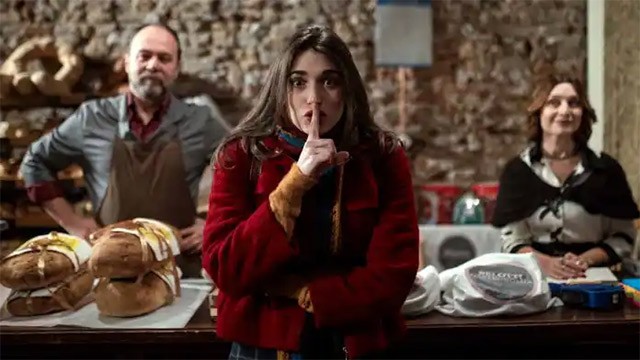 Hành trình tìm bạn trai thần tốc của nữ y tá trẻ tuổi để đem về giới thiệu với gia đình vào đúng Lễ Giáng sinh