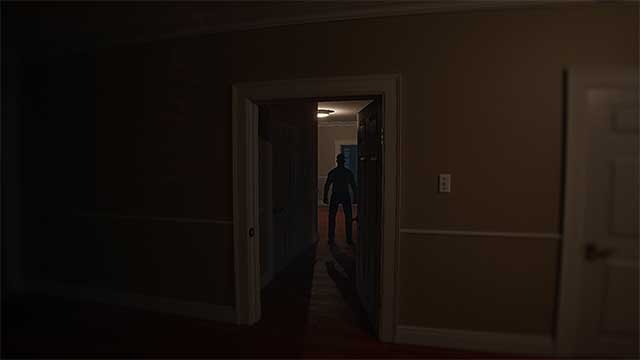 Bất kỳ âm thanh nào cũng có thể khiến gã hàng xóm cảnh giác