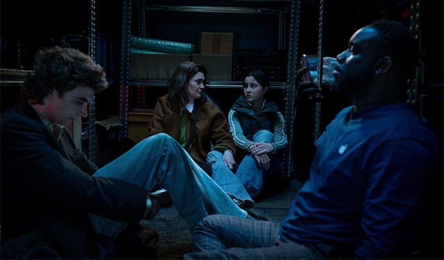 Câu chuyện được kể thông qua góc nhìn của các con tin và phe cảnh sát