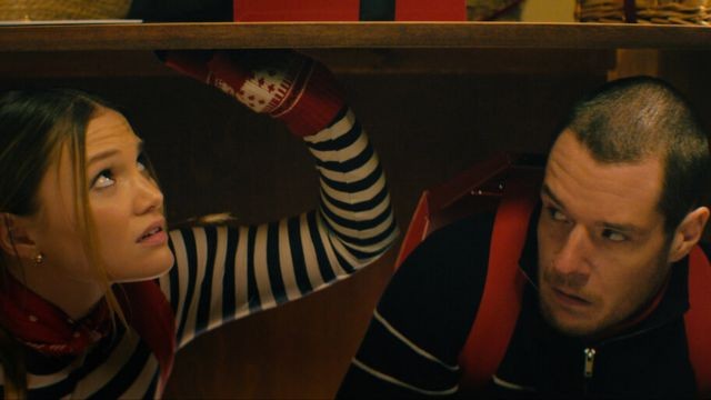 ... rồi vô tình bị cuốn vào câu chuyện tình yêu 'oan gia ngõ hẹp' đậm chất Mỹ