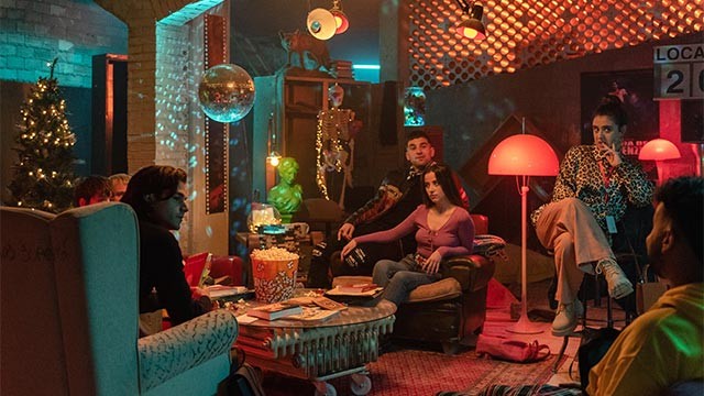 Bộ phim xoay quanh câu chuyện về nhóm 8 sinh viên trong câu lạc bộ sách kinh dị