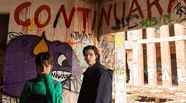 Và cuộc chiến sinh tồn chống lại gã hề ẩn danh đang tấn công họ