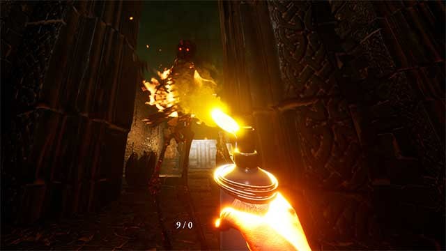 Krampus rất hung hãn và thách thức người chơi học cách tránh, ẩn nấp