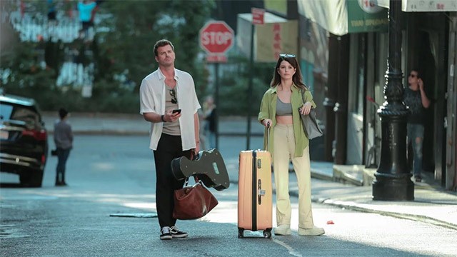 Từ sự cố nhầm hành lý, 2 người xa lạ đã kết hôn cùng bước vào 1 chuyến phiêu lưu...