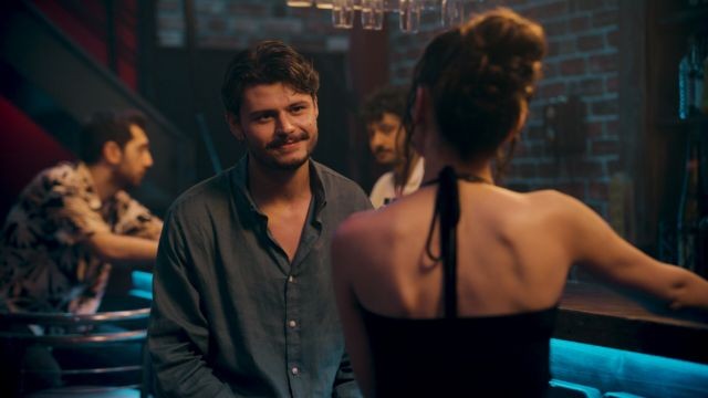 Lựa chọn để giúp Kutay tán tỉnh cô nàng xinh đẹp trong quán bar