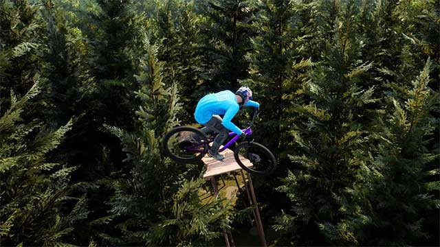 Thực hiện những pha nhào lộn ngoạn mục cùng bạn bè