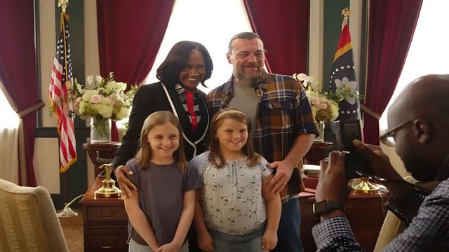 Cô nàng thống đốc đề cập đến vấn đề chính trị, nạn phân biệt chủng tộc, nữ quyền... dưới góc nhìn hài hước