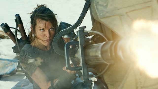 Milla Jovovich trong vai Đại úy Artemis, nhân vật chính của phim Thợ Săn Quái Vật