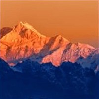 Mountain's Glow - Hình nền núi rừng hùng vỹ cho Windows 10