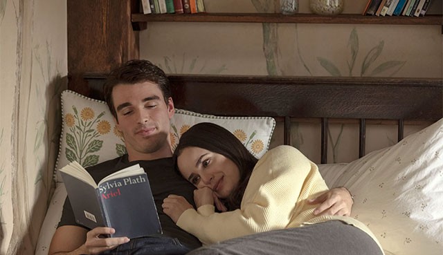 Sofia Carson và Corey Mylchreest tạo thành một cặp đôi tuyệt đẹp trên màn ảnh