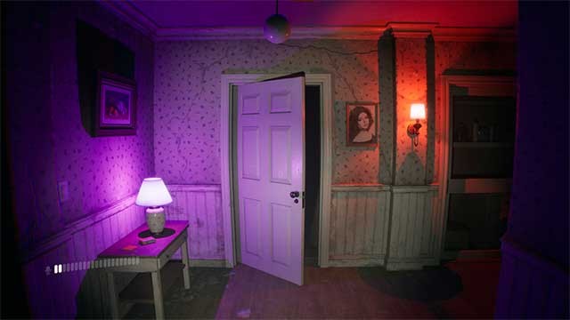 Đối mặt với các hiện tượng lạ: đồ vật thay đổi vị trí, cửa kẽo kẹt, đèn nhấp nháy,...