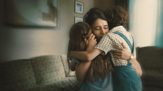 Poster phim tâm lý lịch sử No One Saw Us Leave